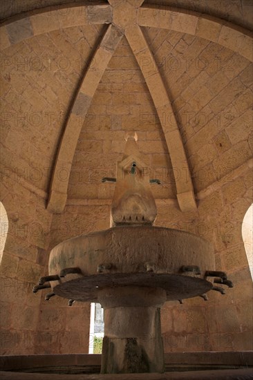 Provence819 Abbaye du Thoronet : le lavabo donnant sur le cloître (fontaine et voûte)