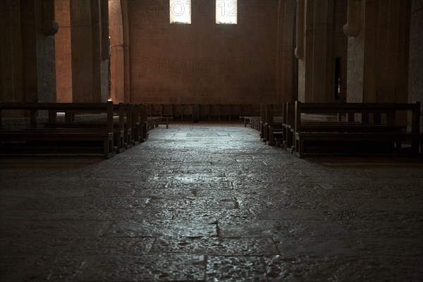 Provence826 Abbaye du Thoronet : intérieur de l'église (sol de la nef principale et façade occidentale)