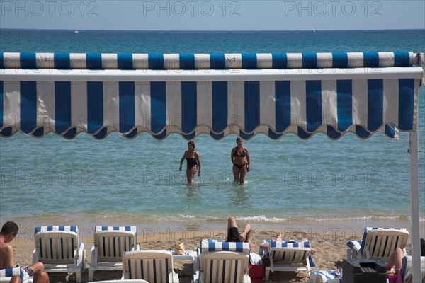 Provence761 La Ciotat, la plage, baigneuses