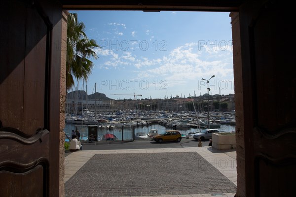 Provence779 La Ciotat, le rocher, le vieux port et les chantiers navals depuis le parvis de l'église