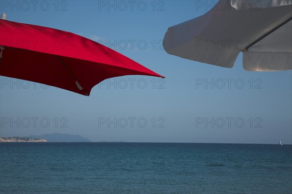 Provence782 La Méditerranée, parasols rouge et blanc face à la mer (baie de La Ciotat), plage, voilier