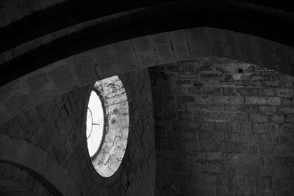 Provence837 Abbaye du Thoronet : intérieur de l'église (oculus près de la voûte)