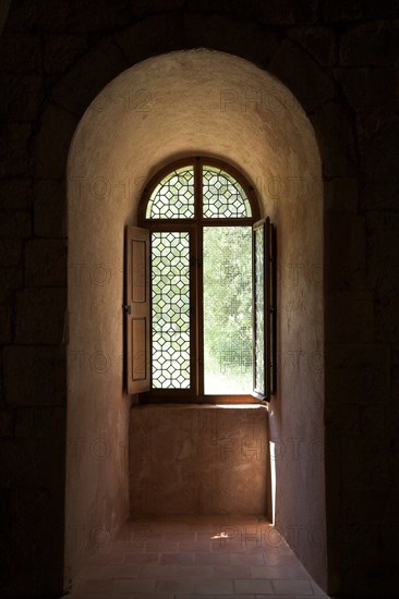 Provence839 Abbaye du Thoronet : fenêtre du bâtiment des convers