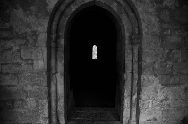 Provence844 Abbaye du Thoronet : accès du cloître vers la salle capitulaire (porte en ogive, passage)
