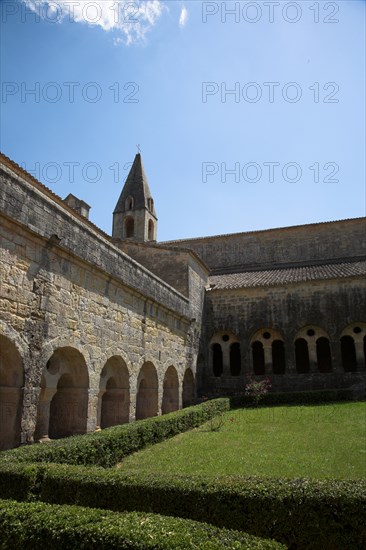 Provence797 Abbaye du Thoronet, vue principale de l'église, du cloître, du jardin et de la salle capitulaire, depuis le cloître