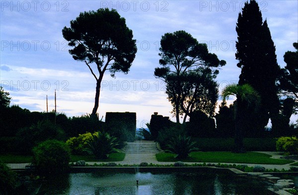 Villa Ephrussi de Rothschild jardins, jardin à la française le soir