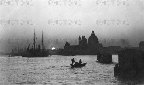 Venise Italie circa 1910 : Bassin de Saint Marc et Eglise de la Salute au soleil couchant (version noir et blanc)