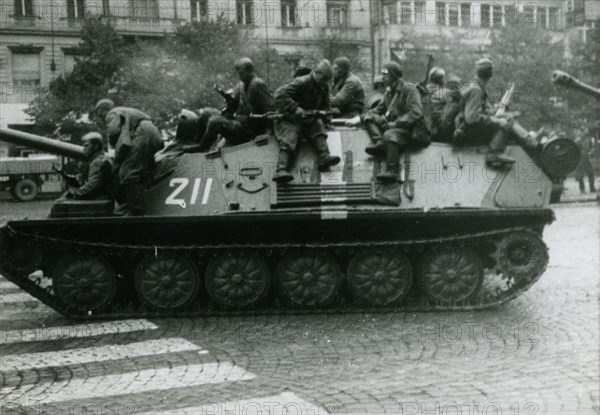 Printemps de Prague : chars soviétiques dans les rues de Prague, août 1968