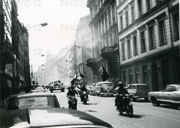 Printemps de Prague : passage des troupes sovétiques à Prague, août 1968