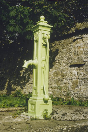 Ancienne pompe à eau