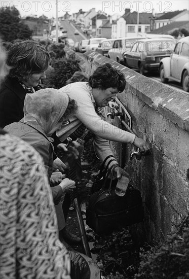 Femmes se servant d'eau bénite, Irlande