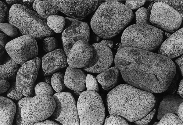 Galets de granit sur la plage