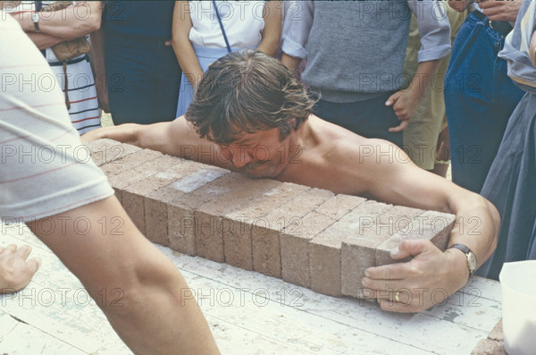 Epreuve de force lors de la Fête de Strawberry Beds, près de Dublin, en Irlande.
1986