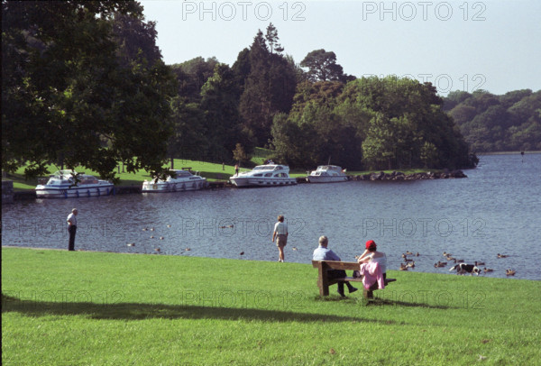 Promeneurs au Lough Key, lac au nord du comté de Roscommon, en Irlande.
1984