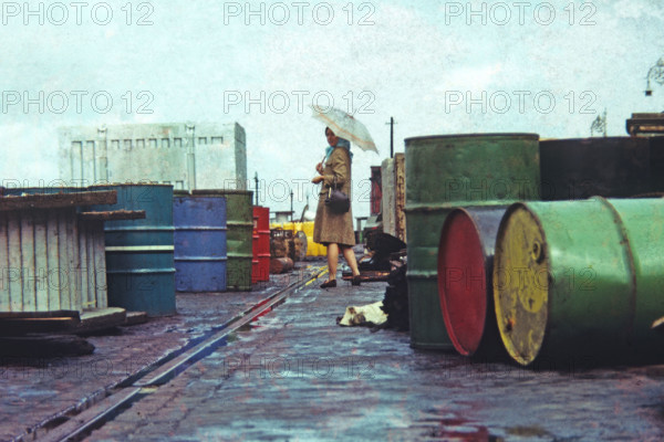 Jeune femme au parapluie.
Années 1970, Irlande