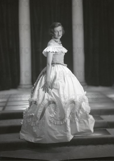 Madame Errazuriz dans une robe de la maison Lelong