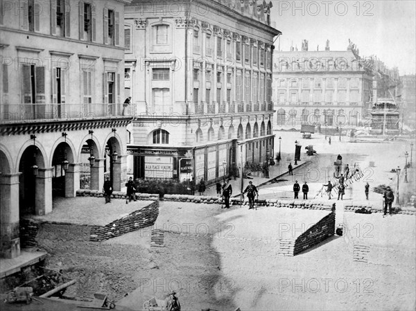 Commune de Paris : barricade de la rue de Castiglione, au coin de la rue Saint-Honoré