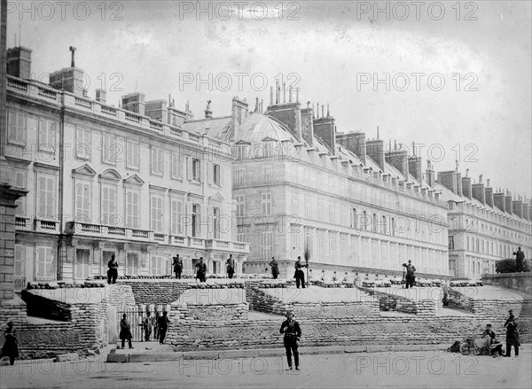 Commune de Paris : barricade du ministère de la Marine vue vers la place de la Concorde