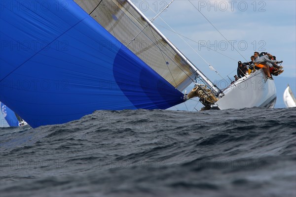 Coup de vent penchant les manches des bateaux modernes