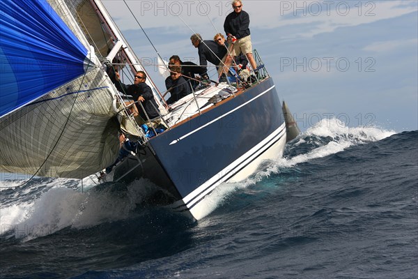 Coup de vent penchant les manches des bateaux modernes
