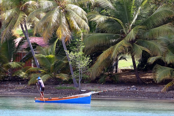 Pêcheur sur une plage martiniquaise