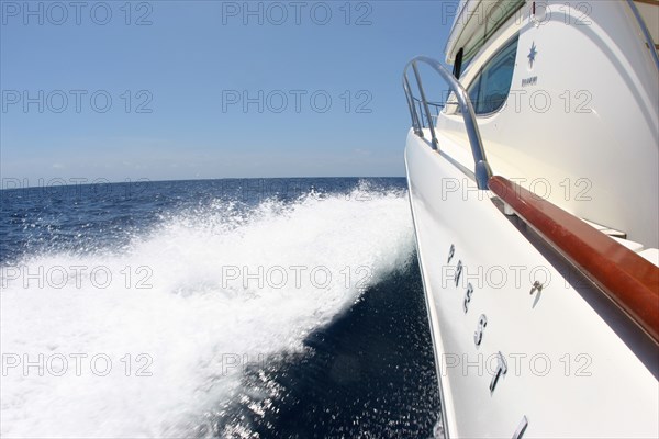 Bateau à moteur au large de la Martinique