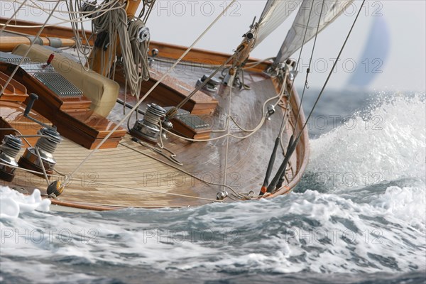 Bateau dans la houle lors des Voiles de St tropez 2004