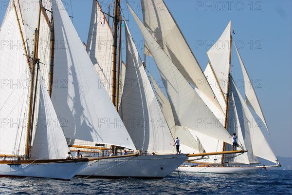 Bateaux classiques au départ d'une course lors de la Monaco Classic Week