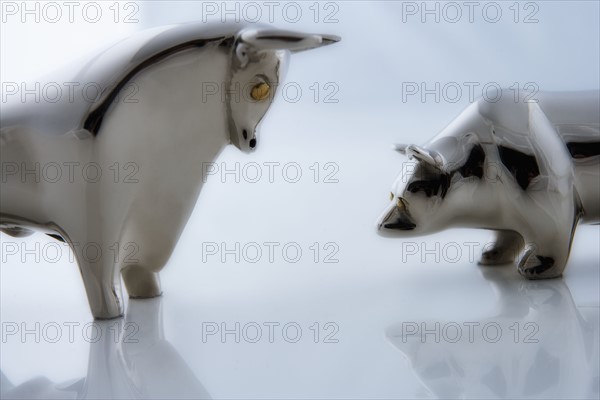 Silver statuettes facing-off.