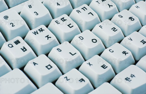 Computer keyboard with English letters and Korean characters.