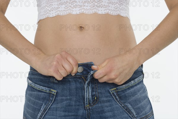 Torso of woman in blue jeans.