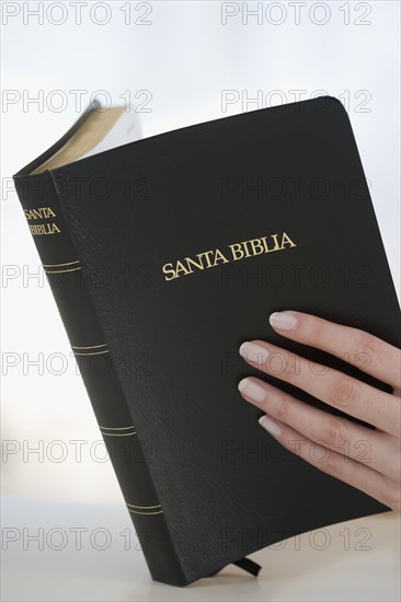 Woman reading Spanish Bible.