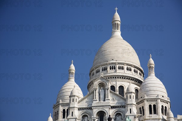 Domed building under blue sky.