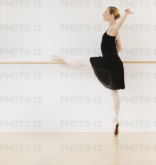 Female ballet dancer in dance studio.