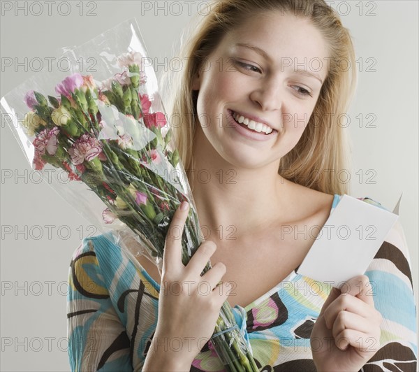 Woman holding flowers and card. Date : 2006