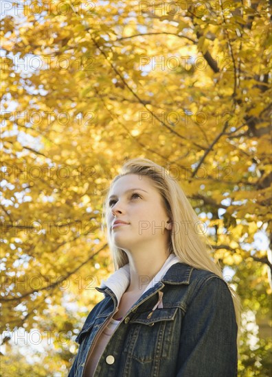 Woman outdoors on a fall day. Date : 2006