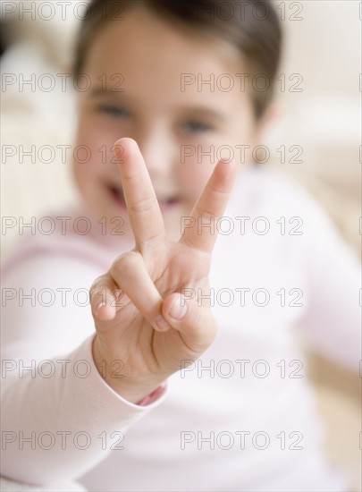 Girl holding up two fingers. Date : 2006