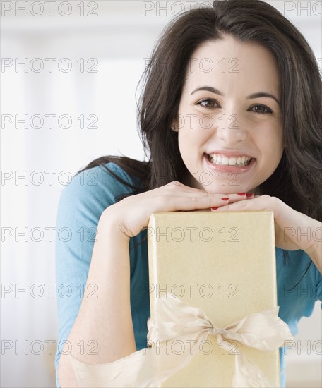Portrait of woman leaning on gift. Date : 2007