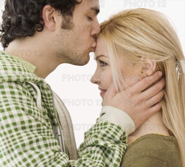 Man kissing girlfriend on forehead. Date : 2007