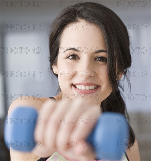 Portrait of woman lifting weights. Date : 2007