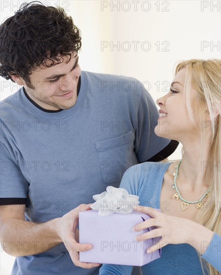 Man giving gift to girlfriend. Date : 2007