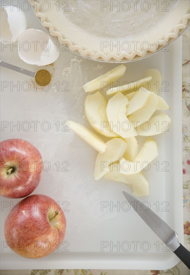 High angle view of slice apples and pie crust. Date : 2006