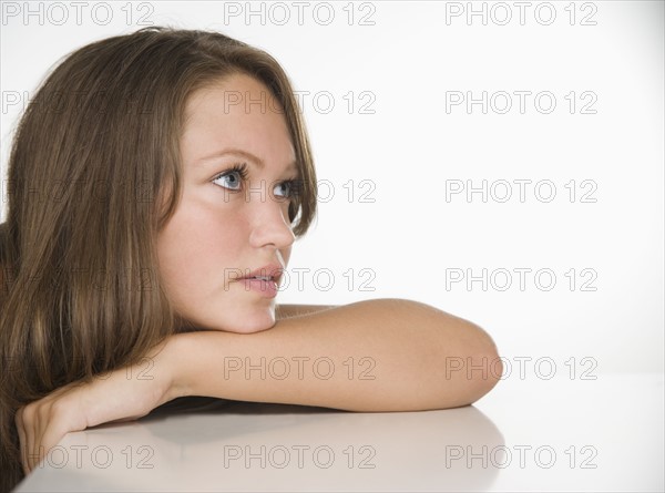 Young woman leaning chin on arm . Date : 2006