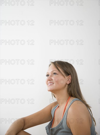 Studio shot of young woman smiling. Date : 2006
