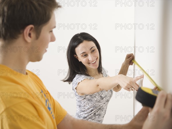 Couple measuring wall. Date : 2006