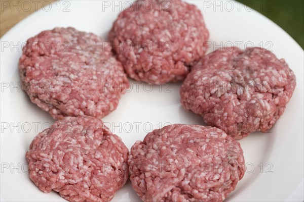 Still life of plate of hamburgers. Date : 2006