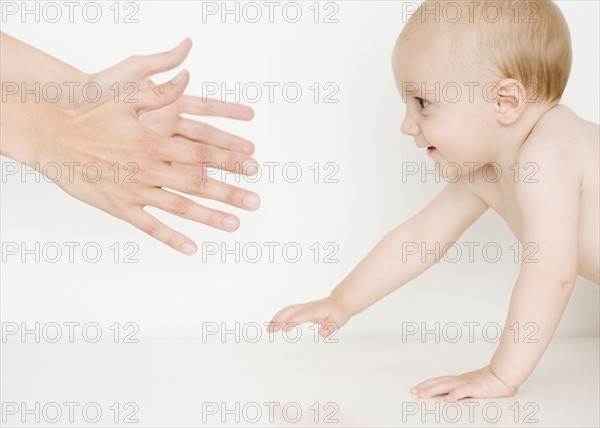 Baby crawling towards parent. Date : 2007