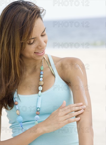 Women applying sunscreen. Date : 2007