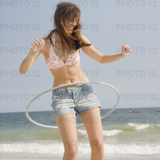 Young woman playing with hula hoop. Date : 2007