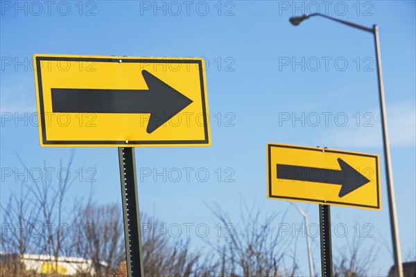 Arrow street signs. Date : 2007